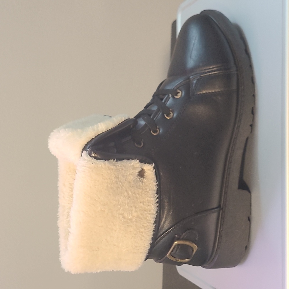 Black angle boot with faux fur